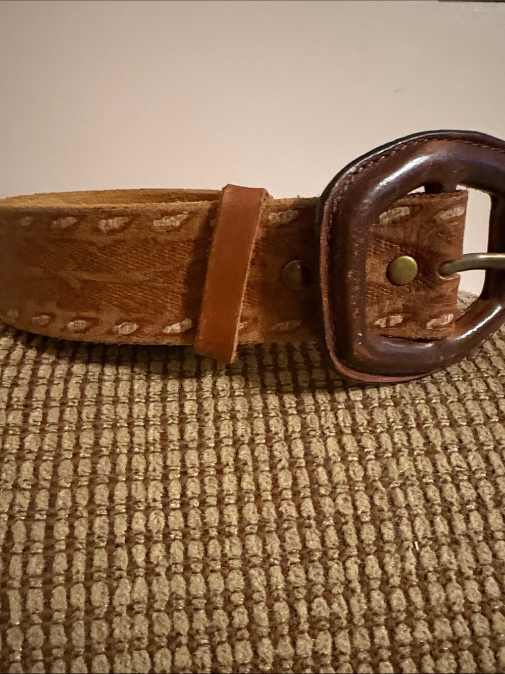 Old Navy 100% Leather Brown Leather Belt with nice embossed detail-Medium